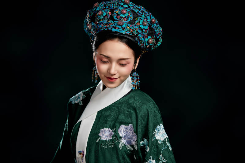 展示中国清朝宫廷服饰的亚洲女性图片