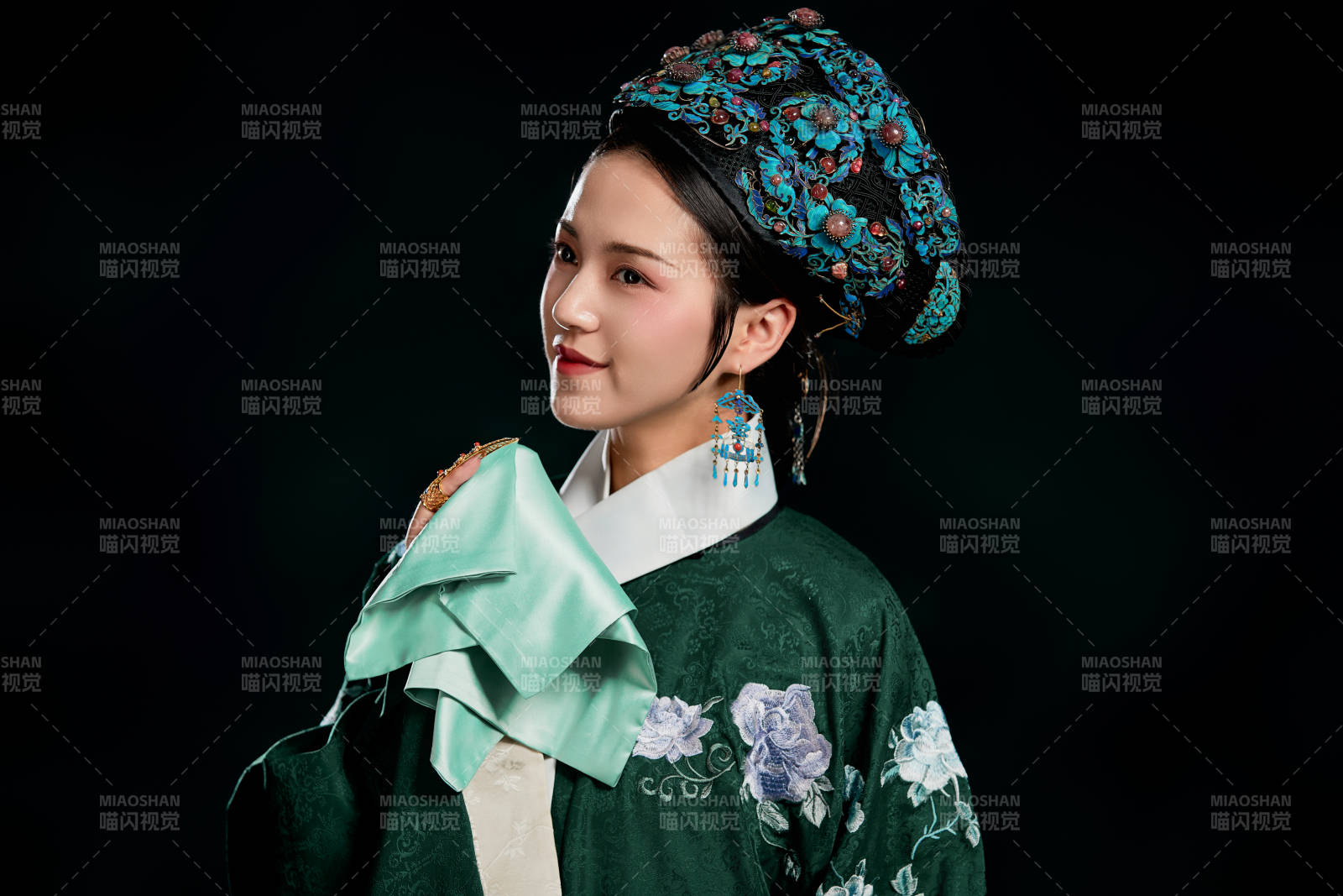 展示中国清朝宫廷服饰的亚洲女性图片