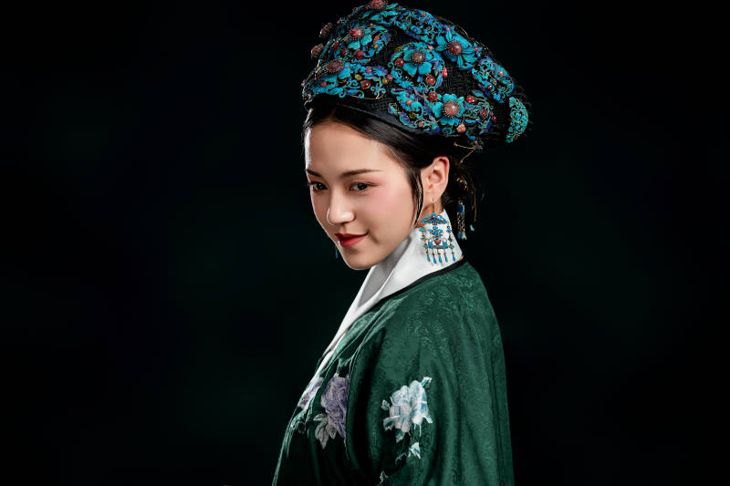 展示中国清朝宫廷服饰的亚洲女性图片