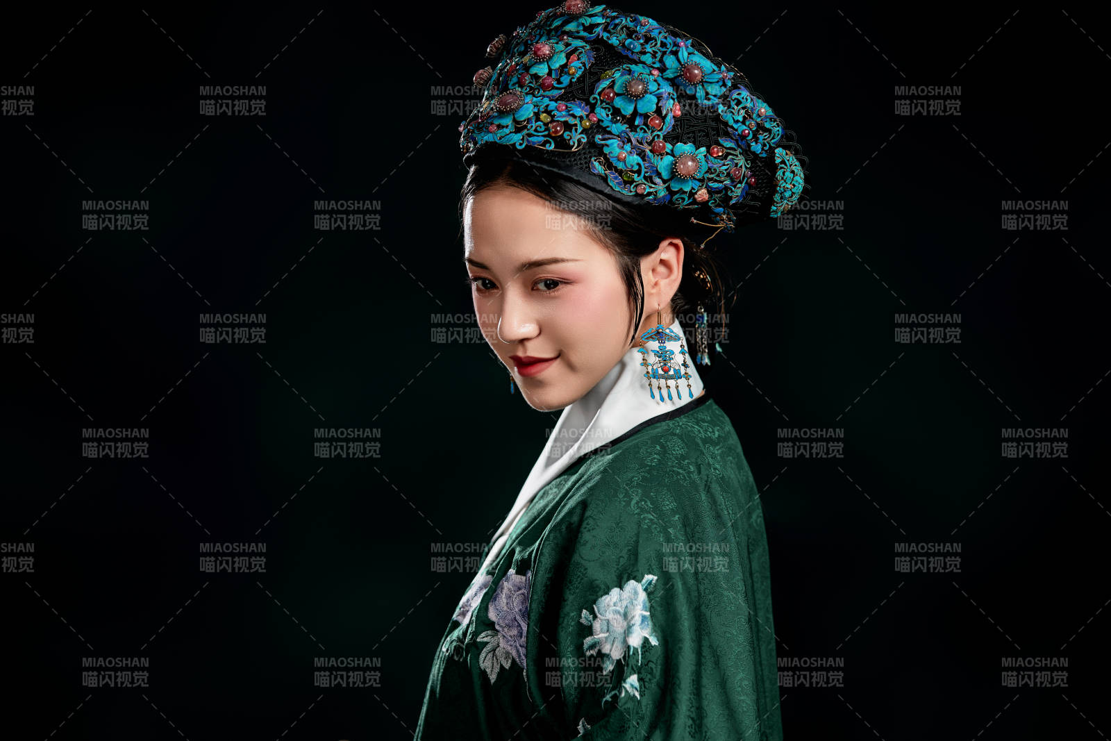 展示中国清朝宫廷服饰的亚洲女性图片