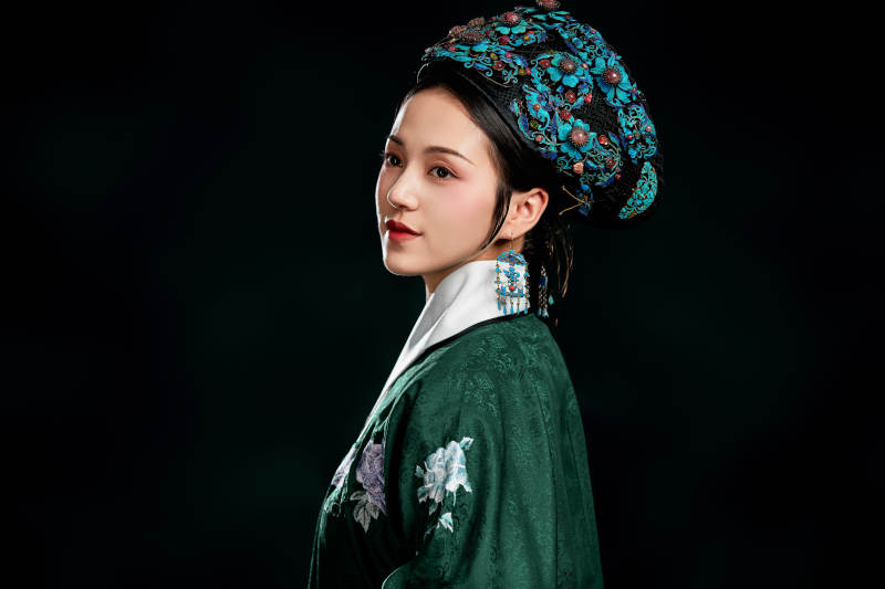 展示中国清朝宫廷服饰的亚洲女性图片