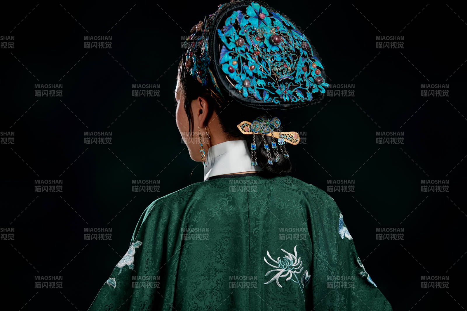 展示中国清朝宫廷服饰的亚洲女性图片