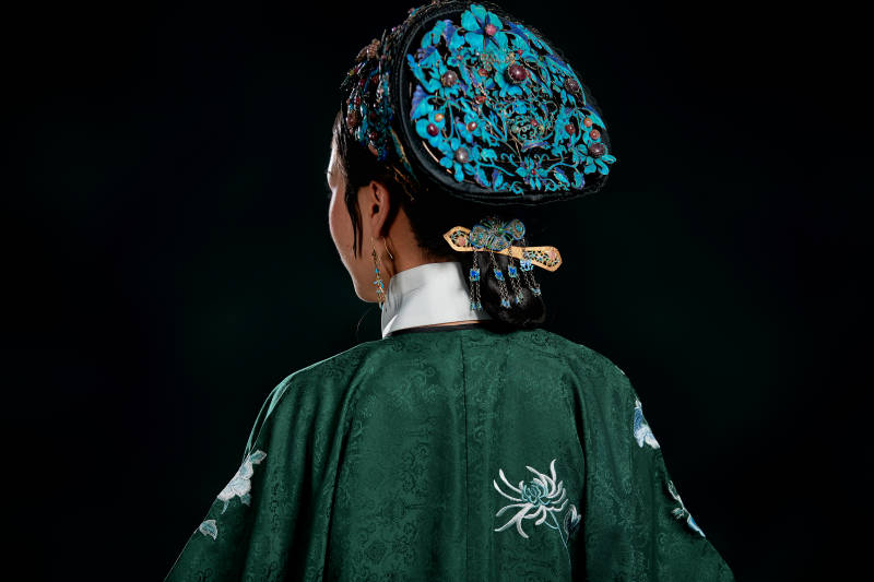 展示中国清朝宫廷服饰的亚洲女性图片