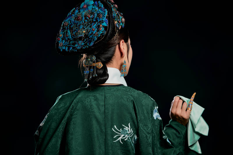 展示中国清朝宫廷服饰的亚洲女性图片