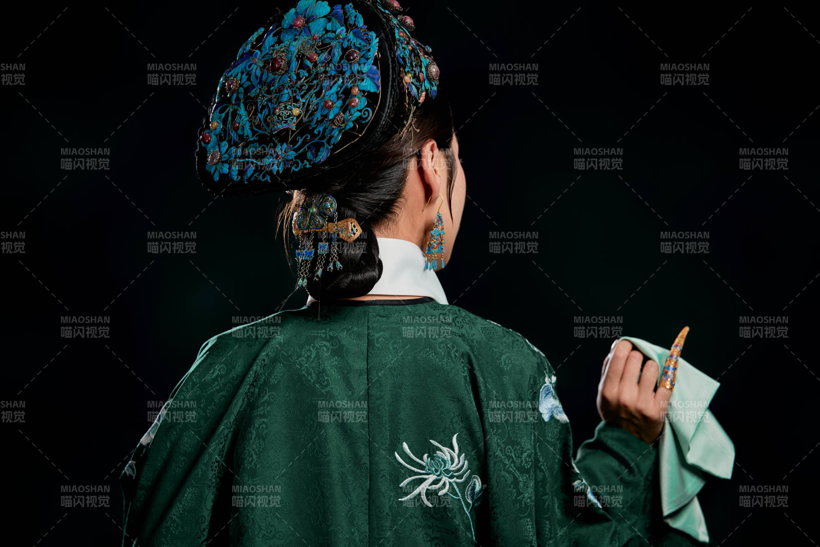 展示中国清朝宫廷服饰的亚洲女性图片