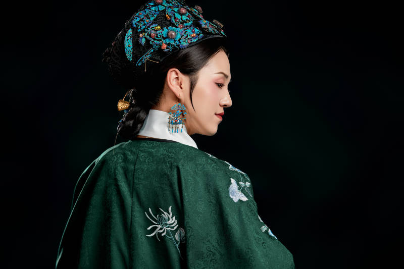 展示中国清朝宫廷服饰的亚洲女性图片