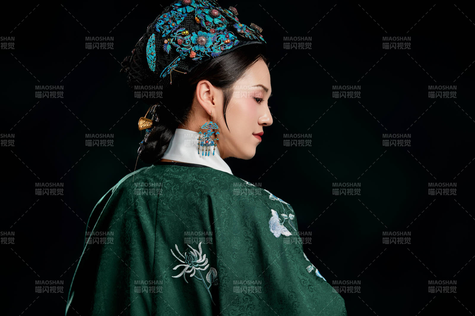 展示中国清朝宫廷服饰的亚洲女性图片