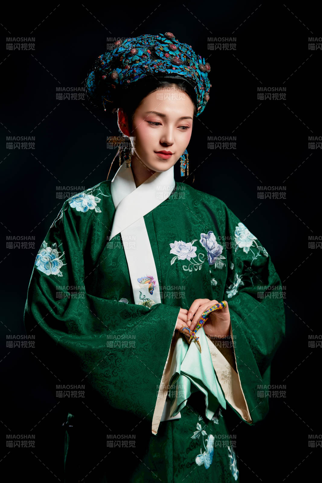 展示中国清朝宫廷服饰的亚洲女性图片