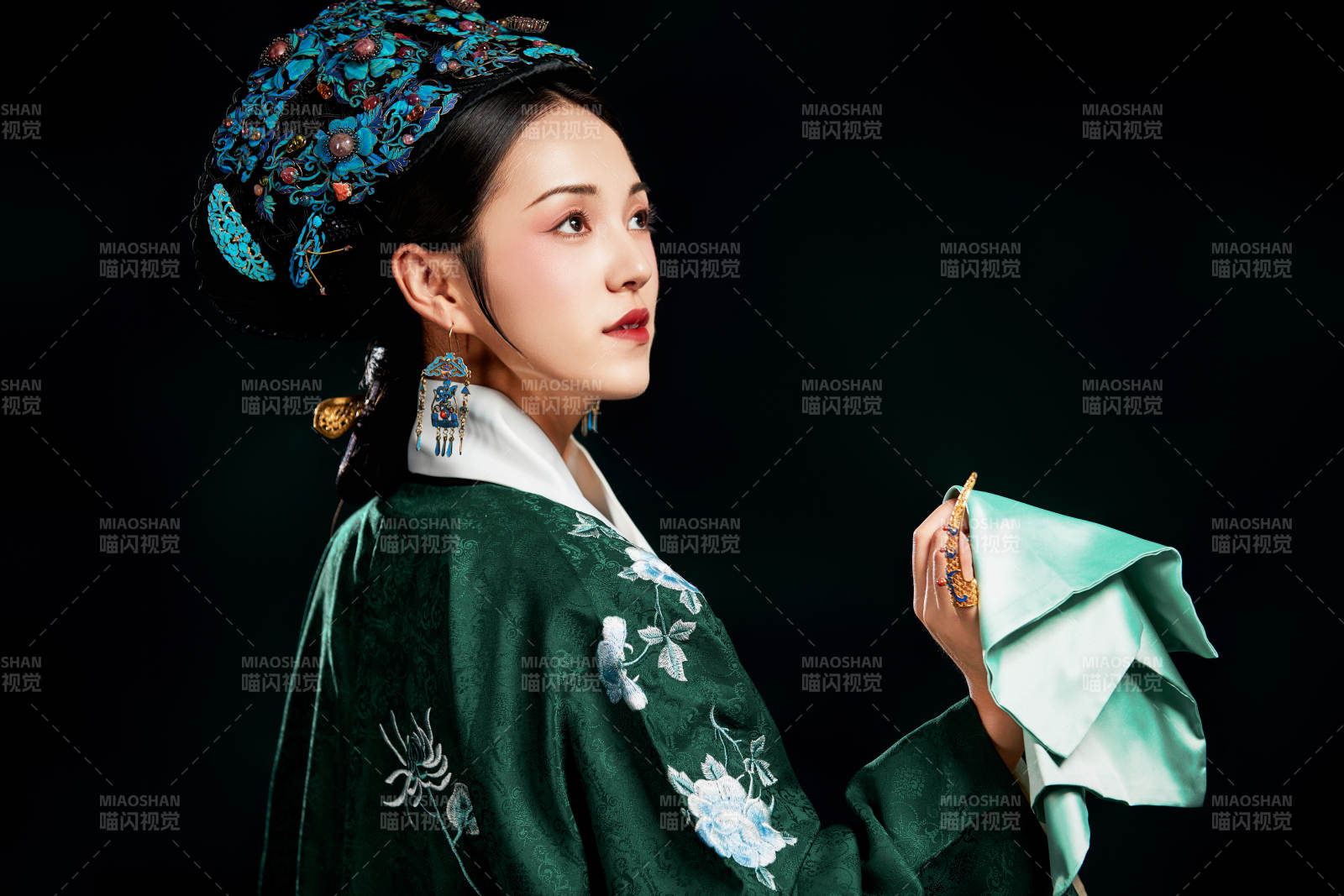 展示中国清朝宫廷服饰的亚洲女性图片