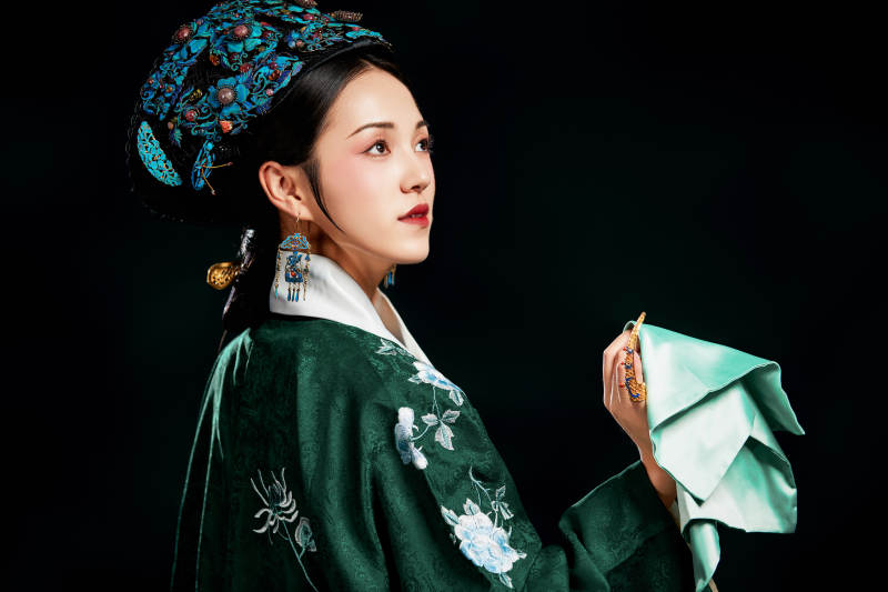 展示中国清朝宫廷服饰的亚洲女性图片