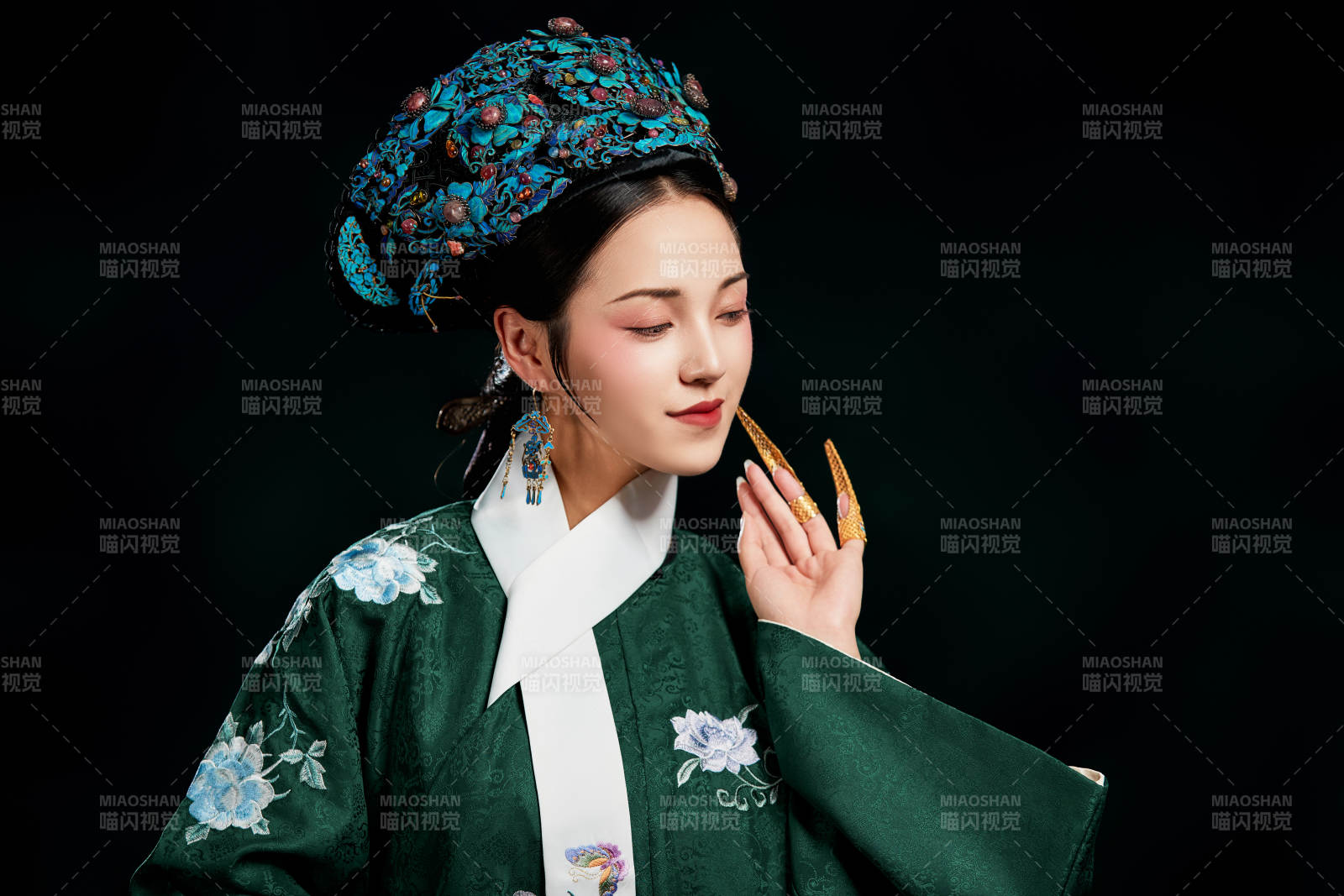 展示中国清朝宫廷服饰的亚洲女性图片