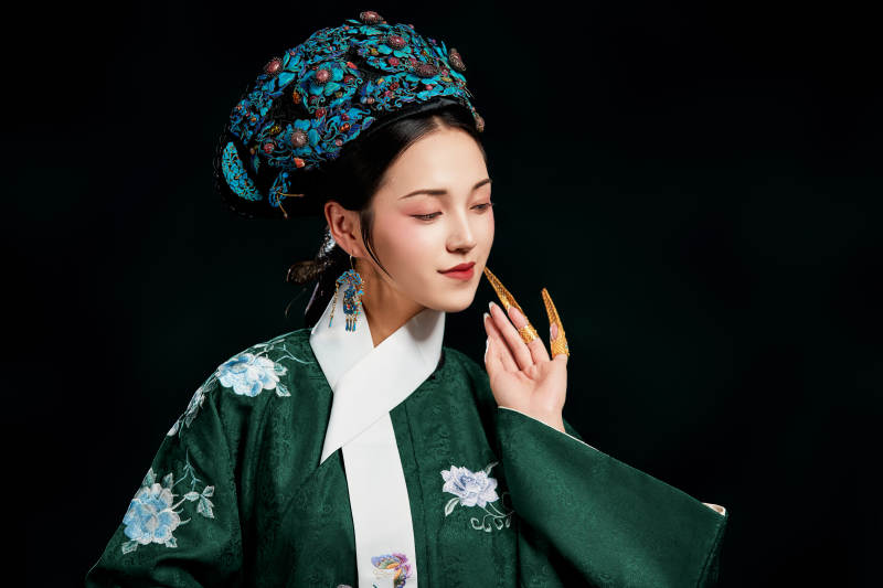 展示中国清朝宫廷服饰的亚洲女性图片