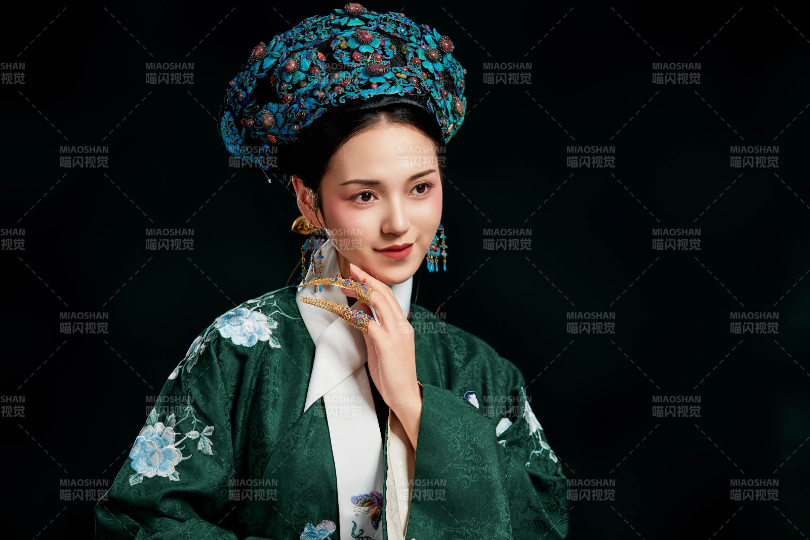 展示中国清朝宫廷服饰的亚洲女性图片