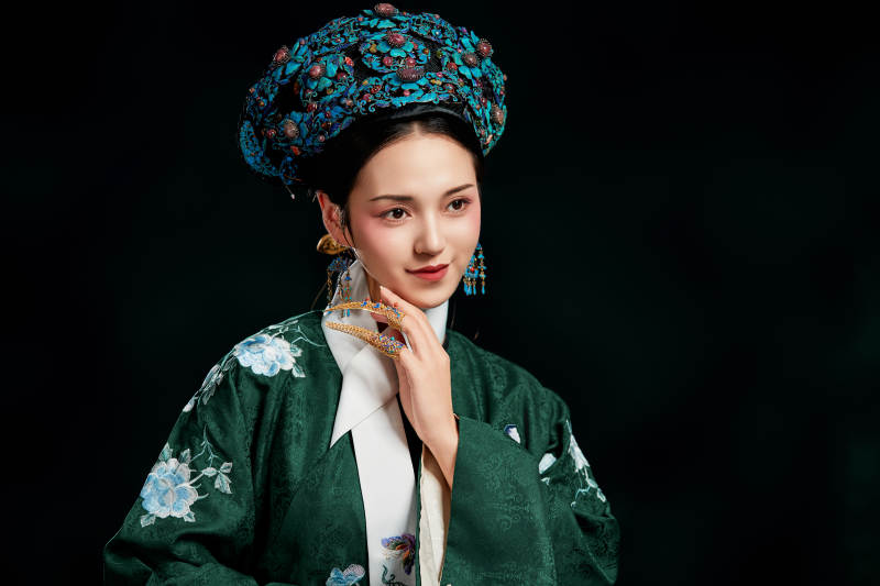 展示中国清朝宫廷服饰的亚洲女性图片