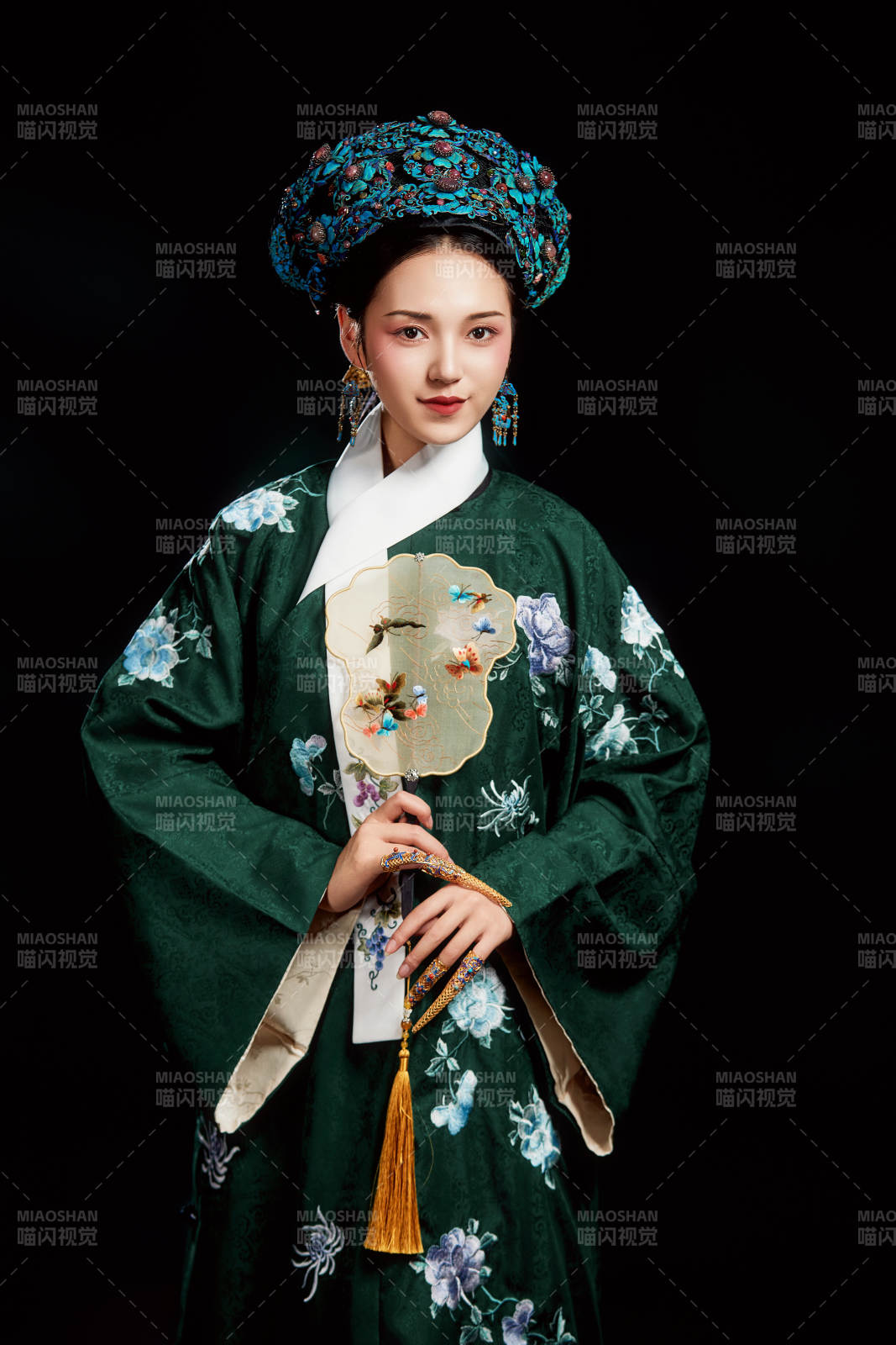 展示中国清朝宫廷服饰的亚洲女性图片