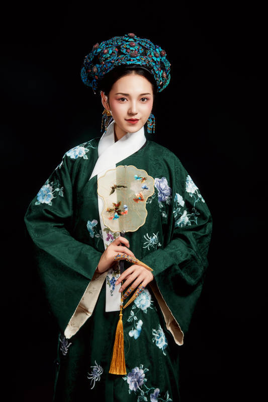 展示中国清朝宫廷服饰的亚洲女性图片