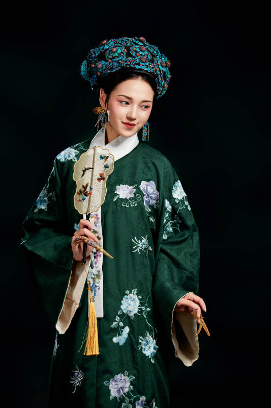 展示中国清朝宫廷服饰的亚洲女性图片