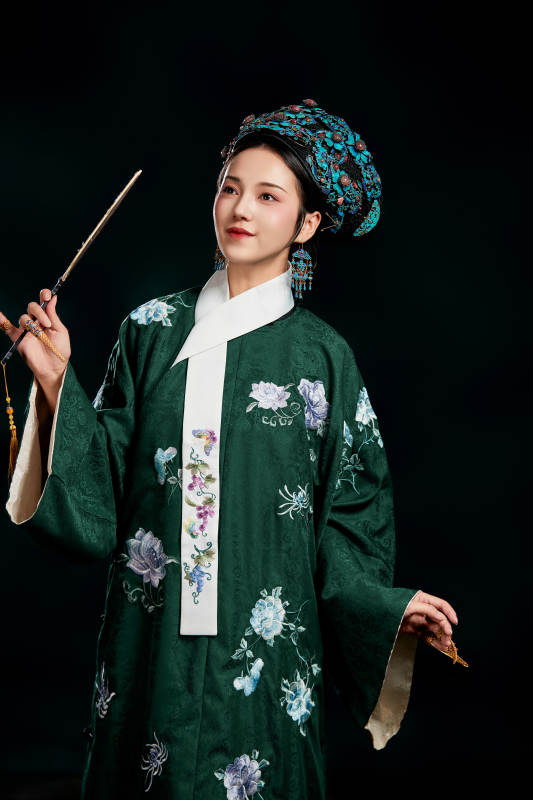 展示中国清朝宫廷服饰的亚洲女性图片