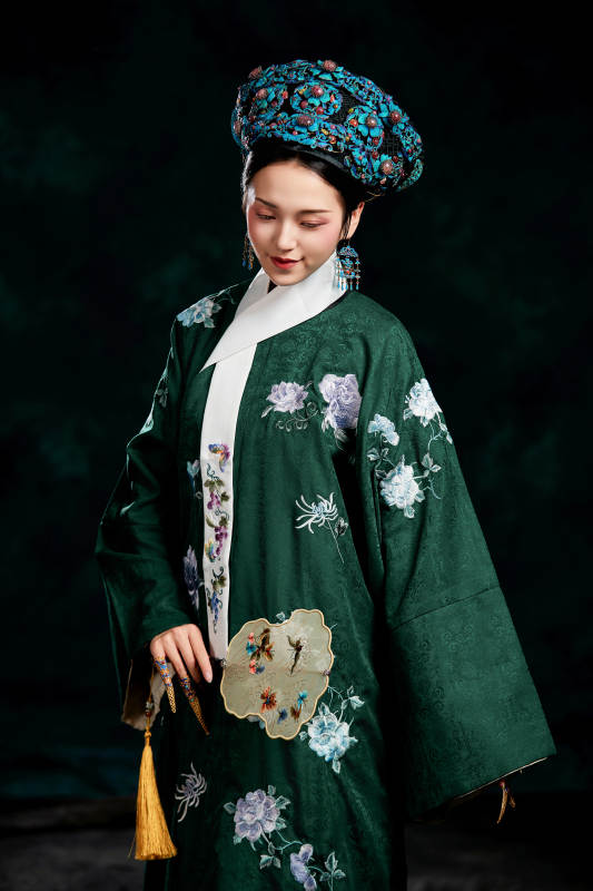 展示中国清朝宫廷服饰的亚洲女性图片