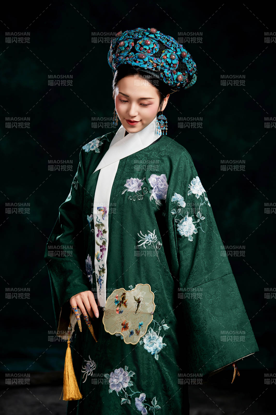 展示中国清朝宫廷服饰的亚洲女性图片