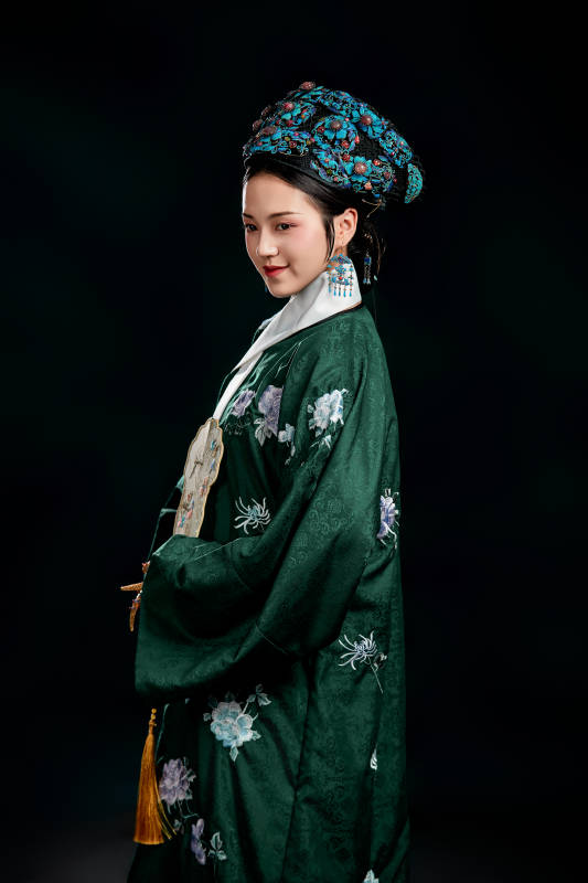 展示中国清朝宫廷服饰的亚洲女性图片