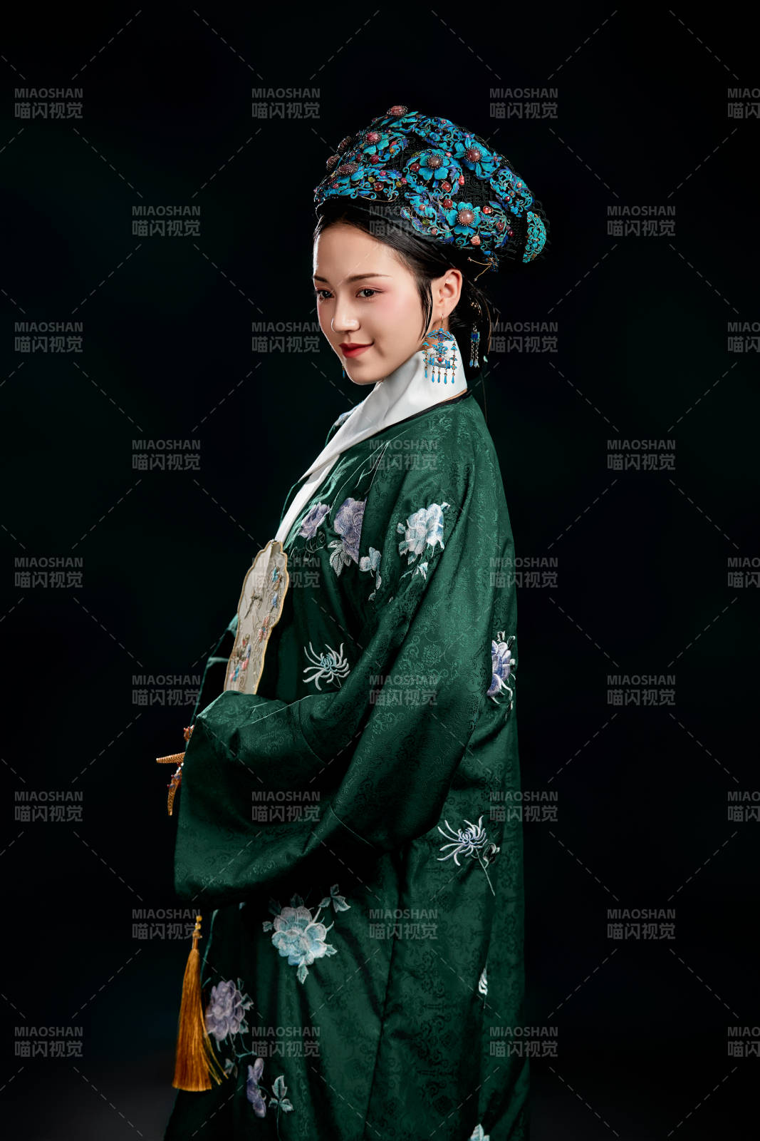 展示中国清朝宫廷服饰的亚洲女性图片