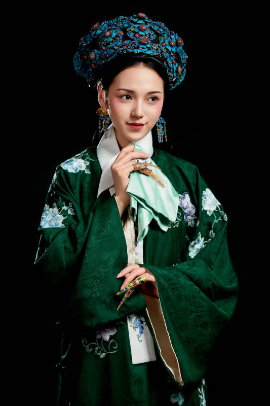 展示中国清朝宫廷服饰的亚洲女性图片