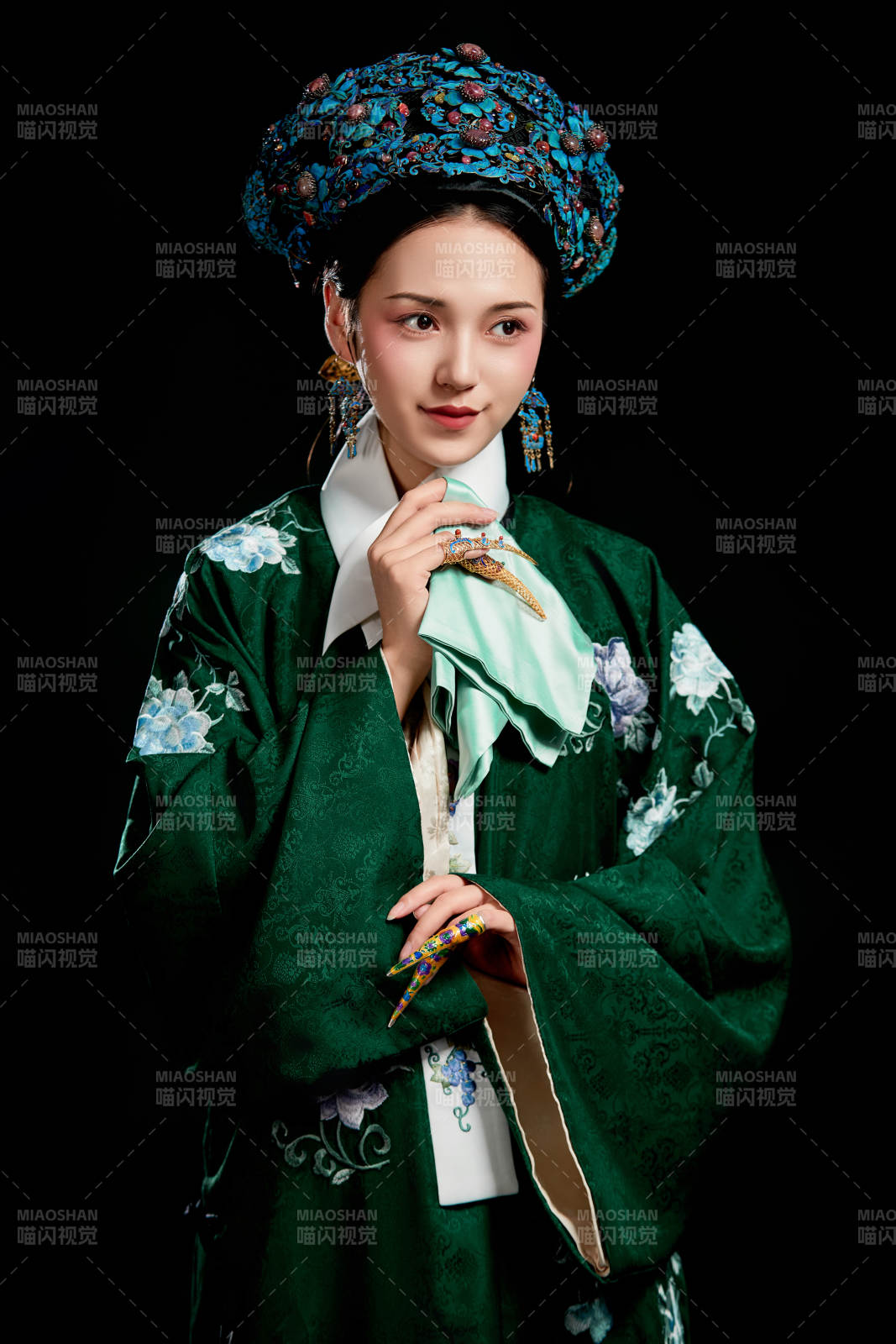 展示中国清朝宫廷服饰的亚洲女性图片