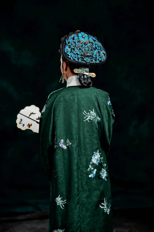 展示中国清朝宫廷服饰的亚洲女性图片