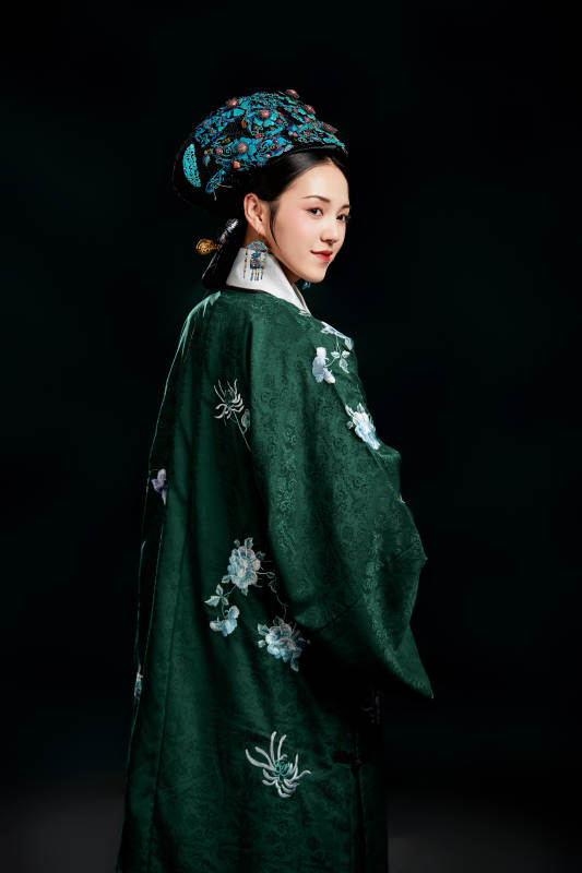 展示中国清朝宫廷服饰的亚洲女性图片