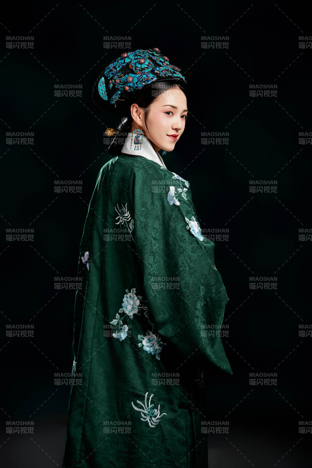 展示中国清朝宫廷服饰的亚洲女性图片