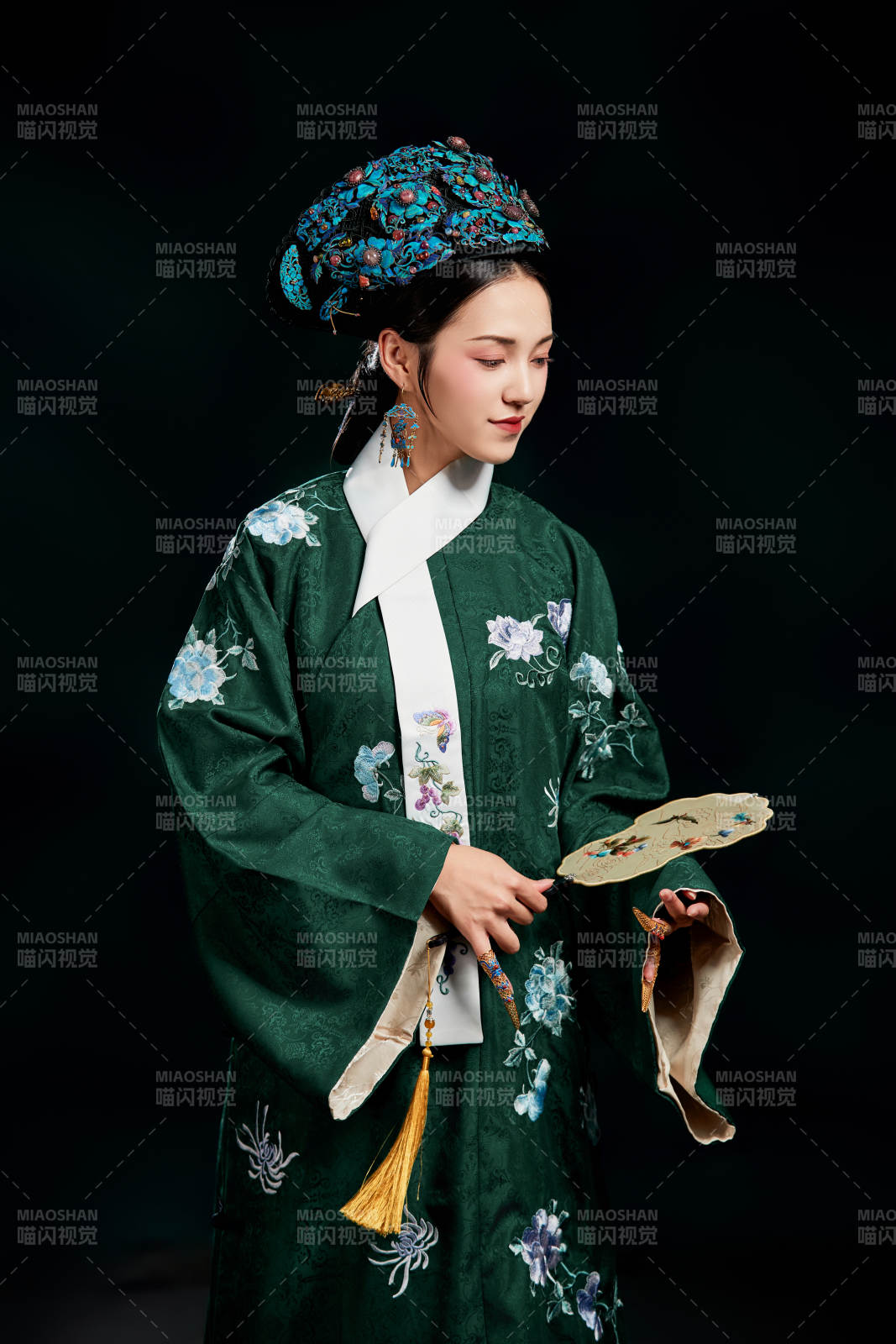 展示中国清朝宫廷服饰的亚洲女性图片