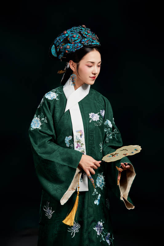 展示中国清朝宫廷服饰的亚洲女性图片