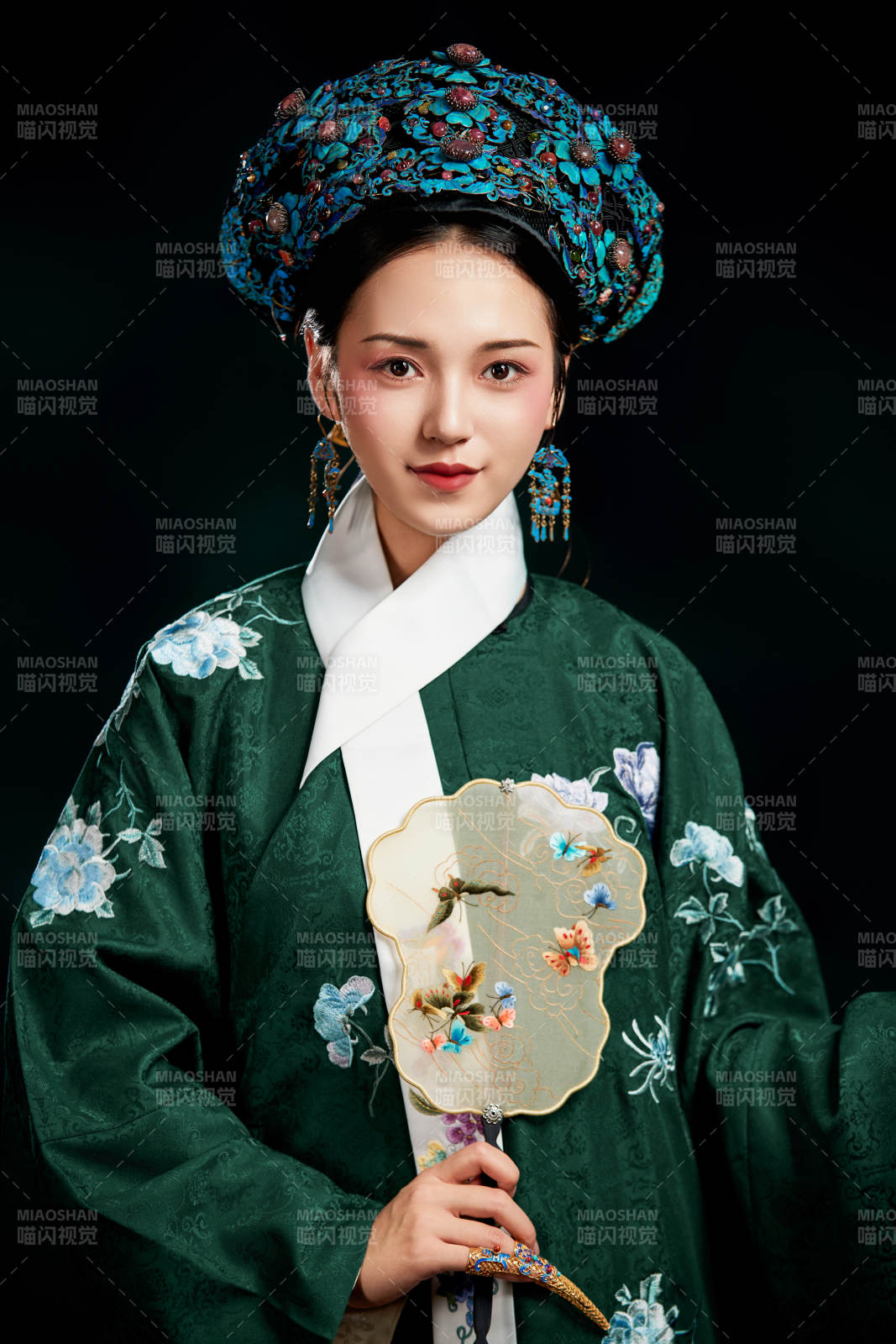 展示中国清朝宫廷服饰的亚洲女性图片