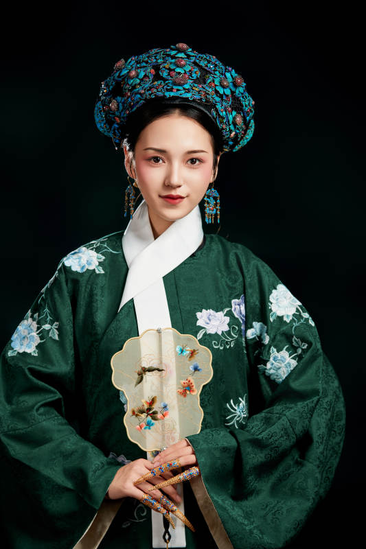 展示中国清朝宫廷服饰的亚洲女性图片