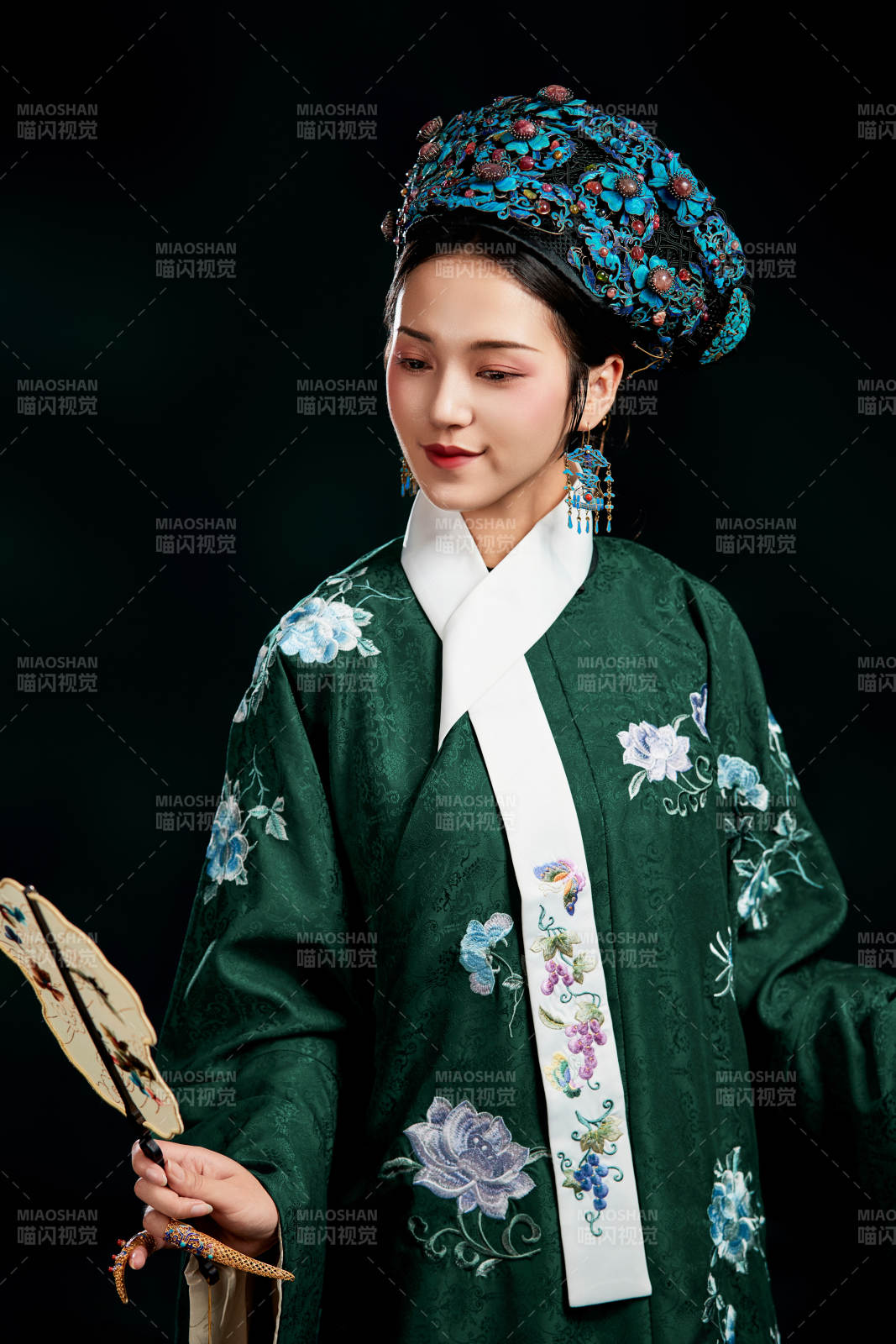 展示中国清朝宫廷服饰的亚洲女性图片