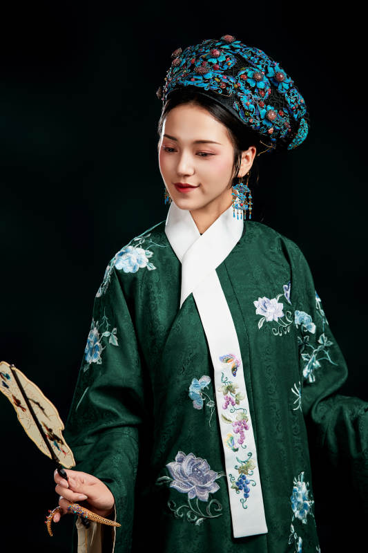 展示中国清朝宫廷服饰的亚洲女性图片