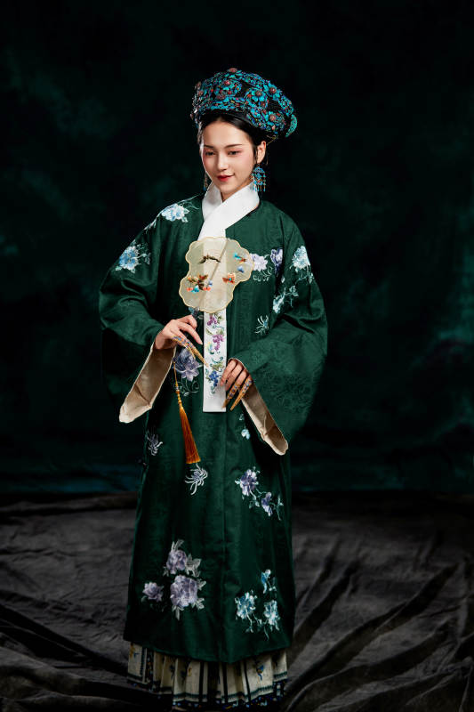 展示中国清朝宫廷服饰的亚洲女性图片