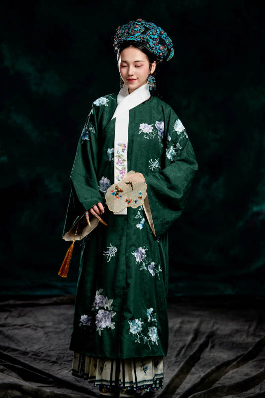 展示中国清朝宫廷服饰的亚洲女性图片