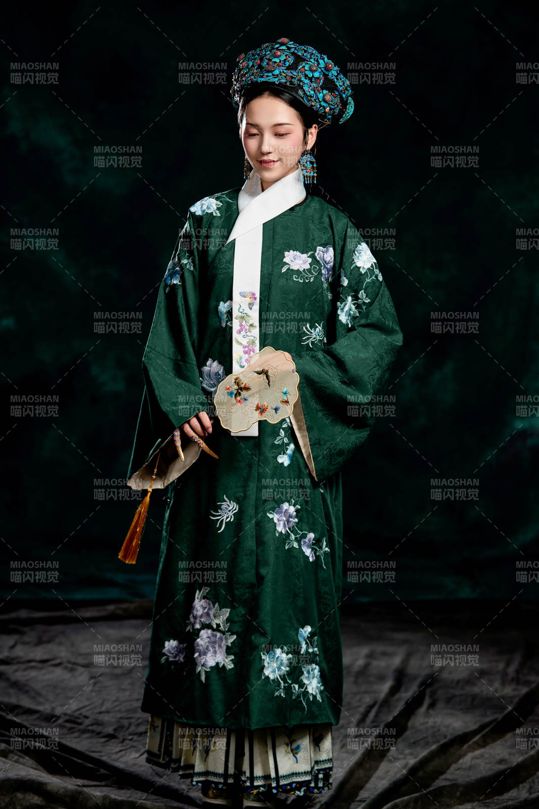 展示中国清朝宫廷服饰的亚洲女性图片