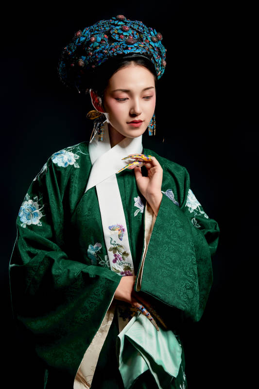 展示中国清朝宫廷服饰的亚洲女性图片