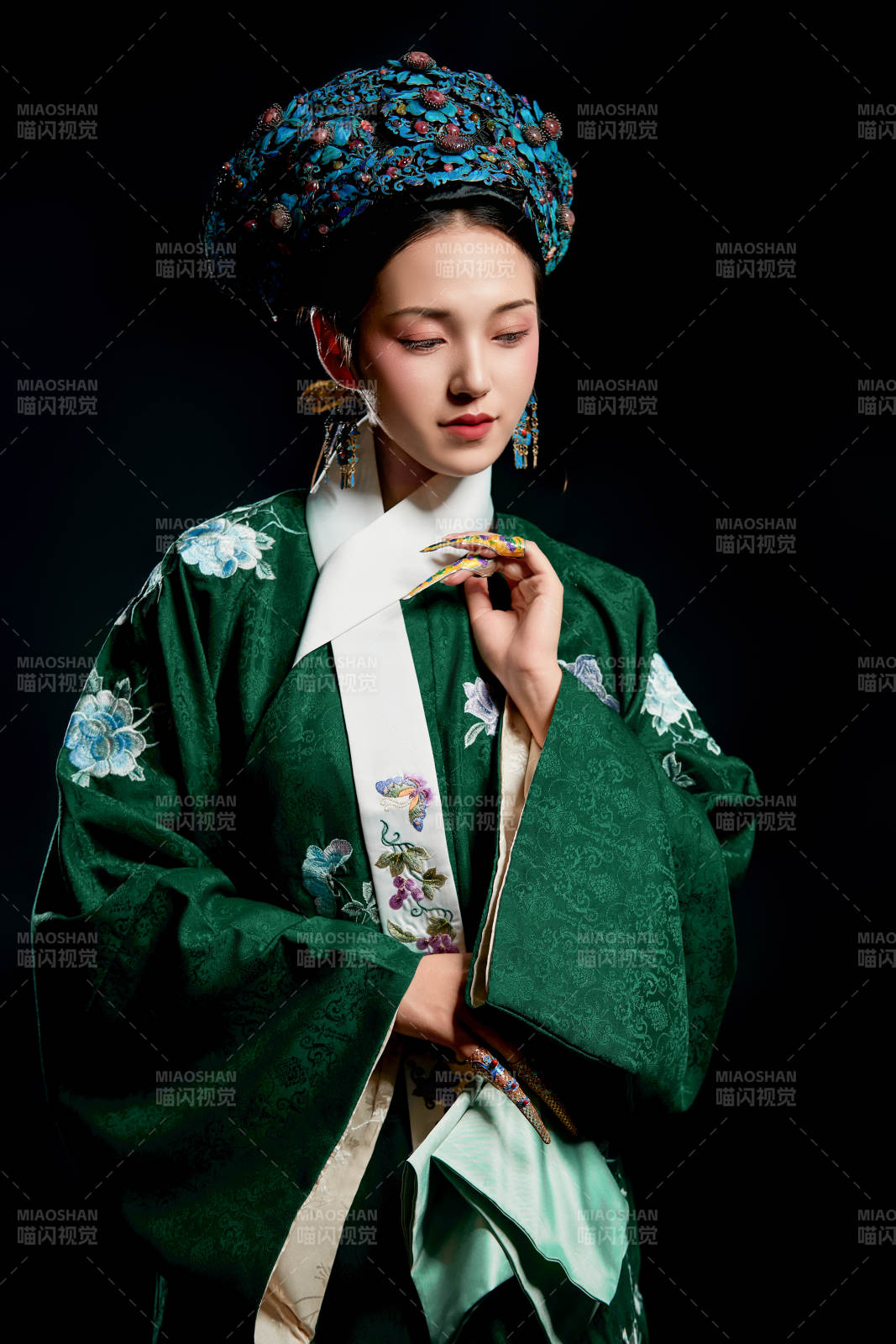 展示中国清朝宫廷服饰的亚洲女性图片