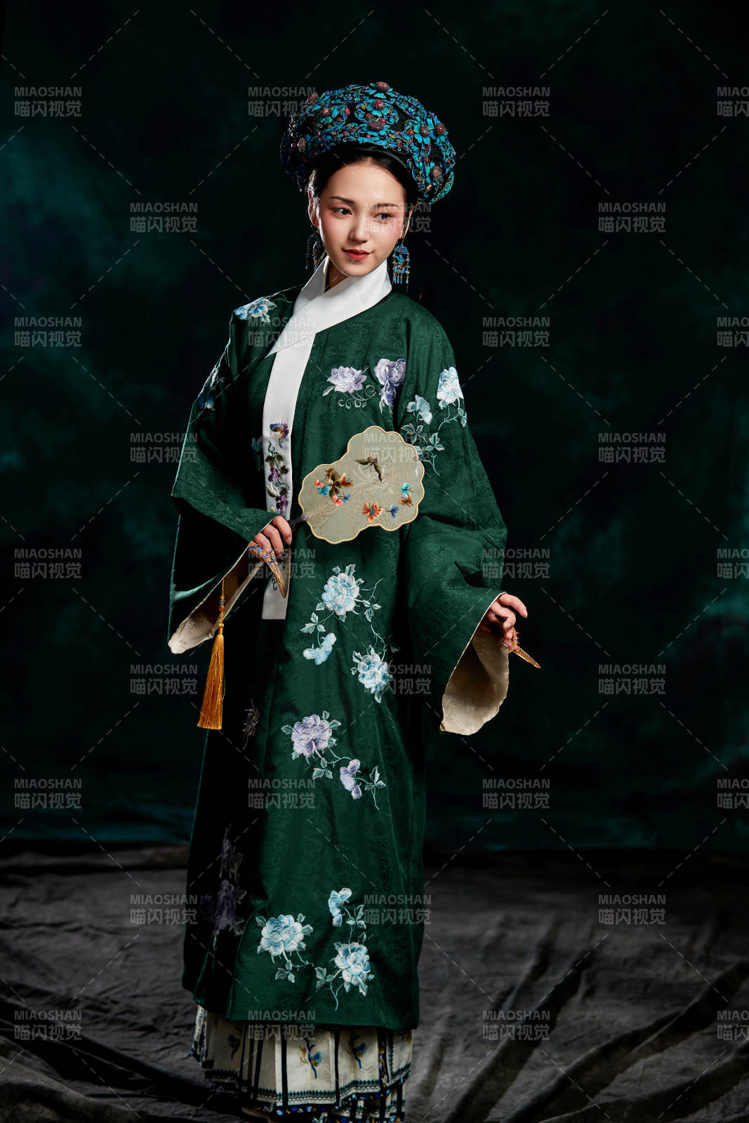 展示中国清朝宫廷服饰的亚洲女性图片