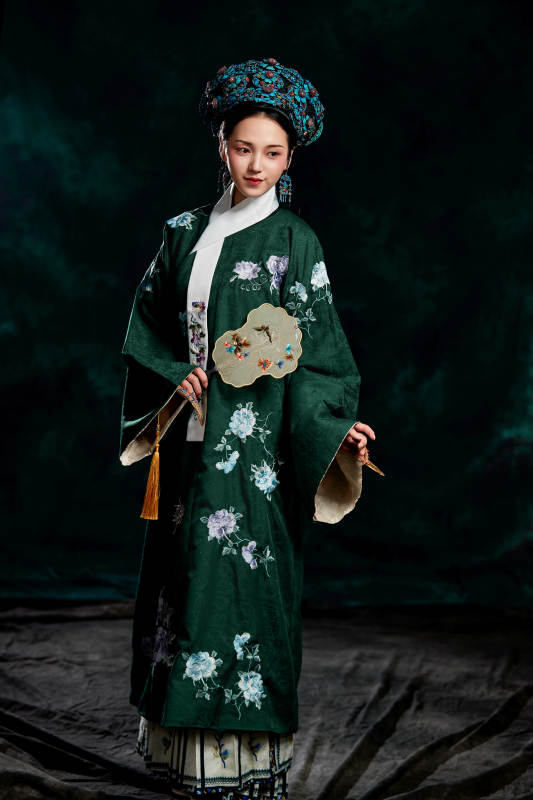 展示中国清朝宫廷服饰的亚洲女性图片