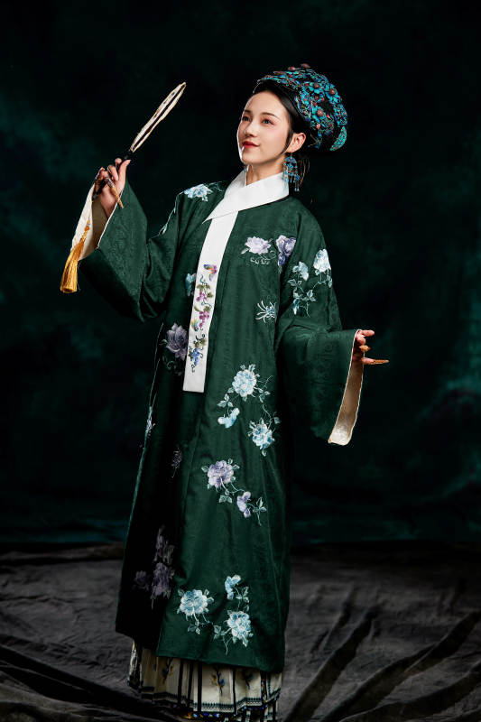 展示中国清朝宫廷服饰的亚洲女性图片