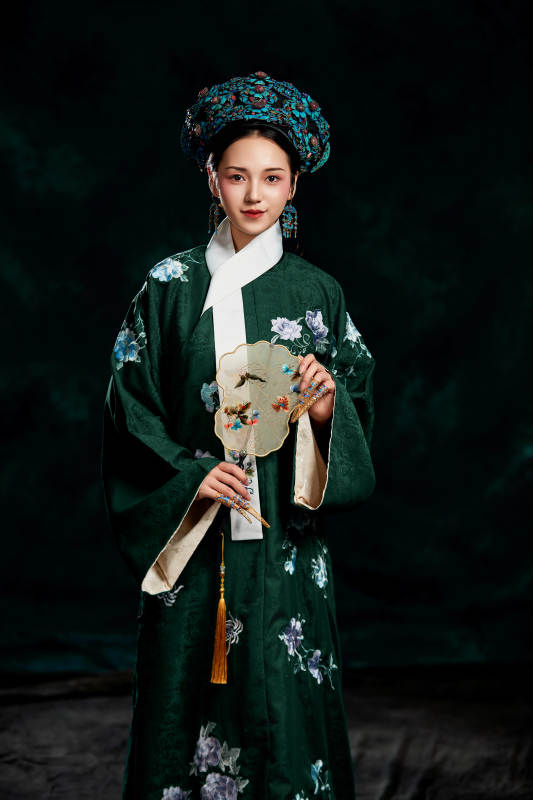 展示中国清朝宫廷服饰的亚洲女性图片