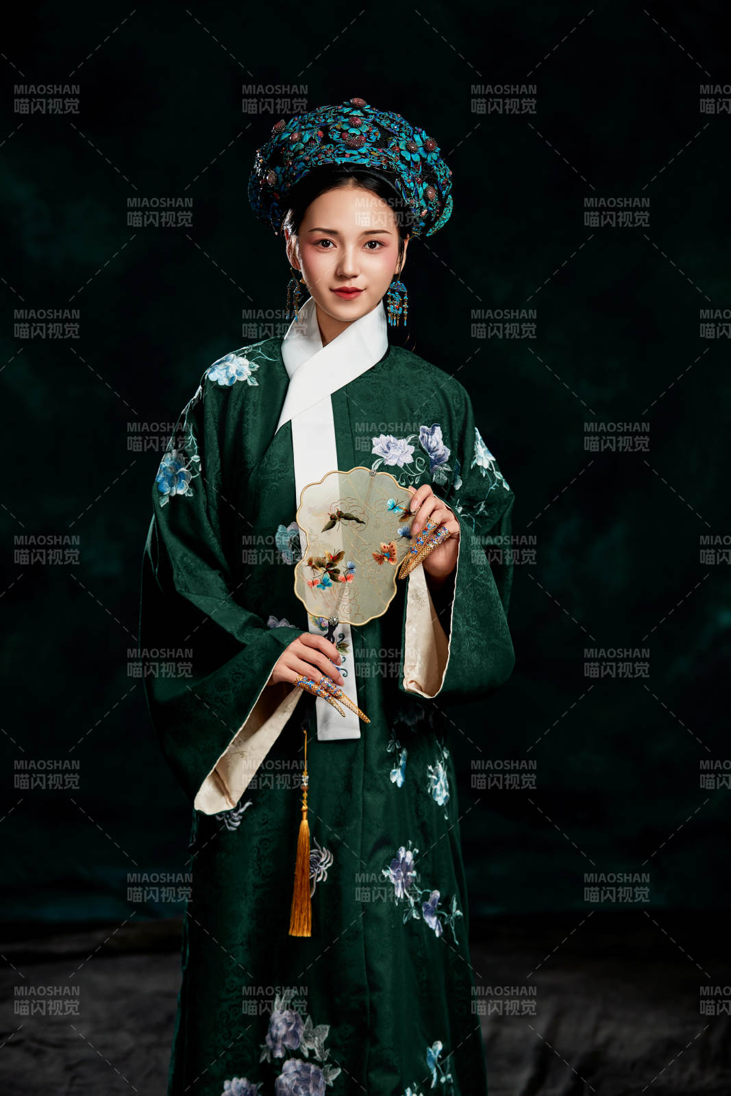 展示中国清朝宫廷服饰的亚洲女性图片