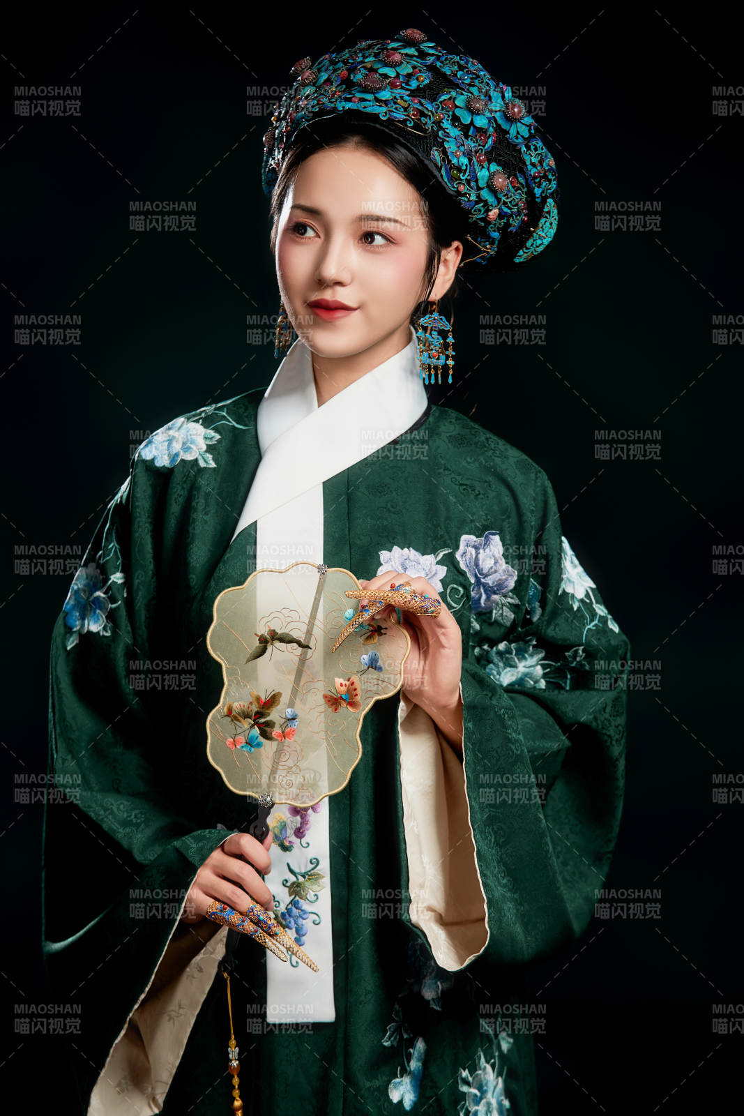 展示中国清朝宫廷服饰的亚洲女性图片