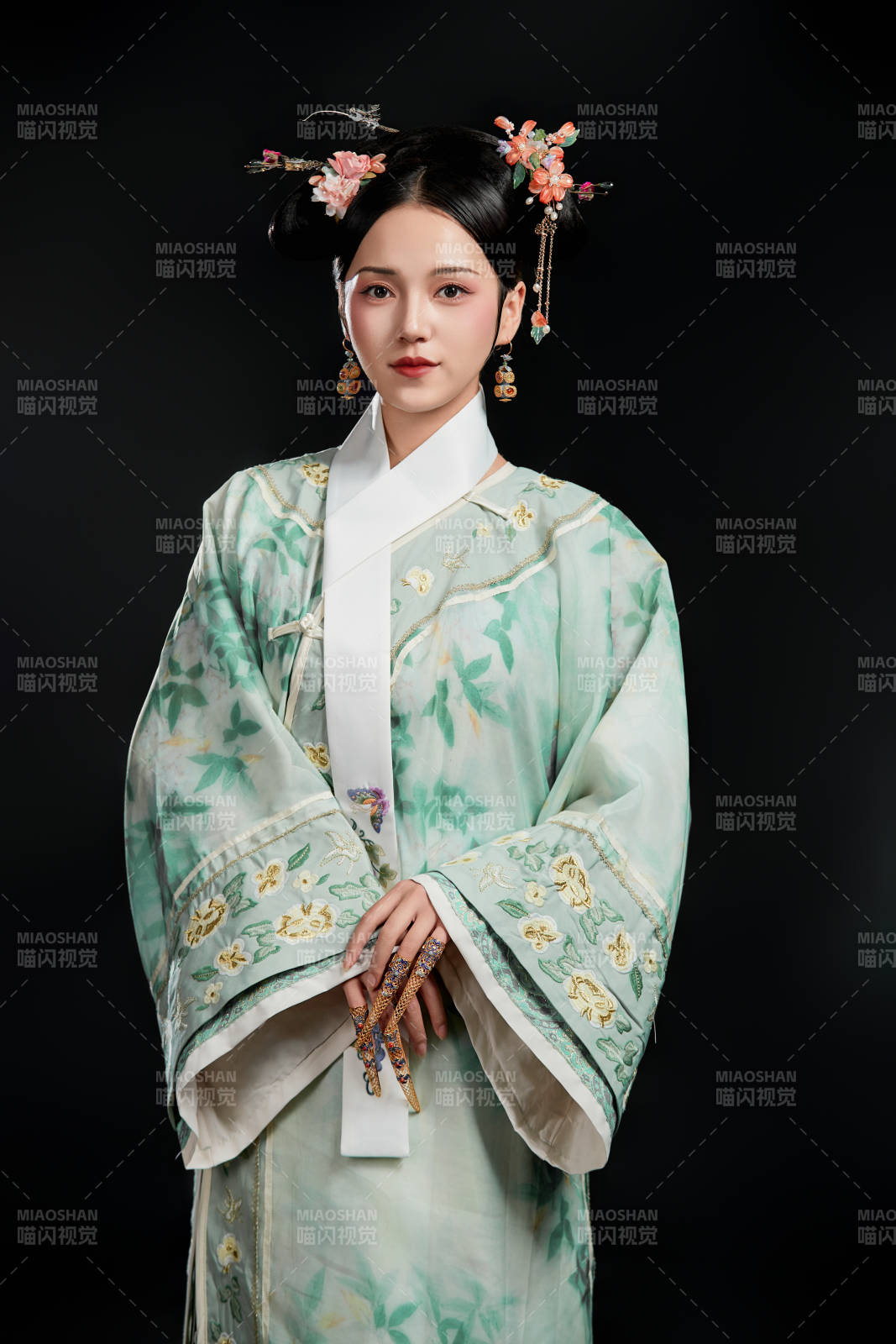 展示中国清朝宫廷服饰的亚洲女性图片