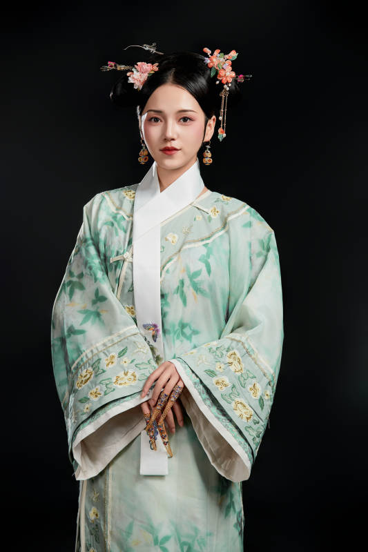 展示中国清朝宫廷服饰的亚洲女性图片
